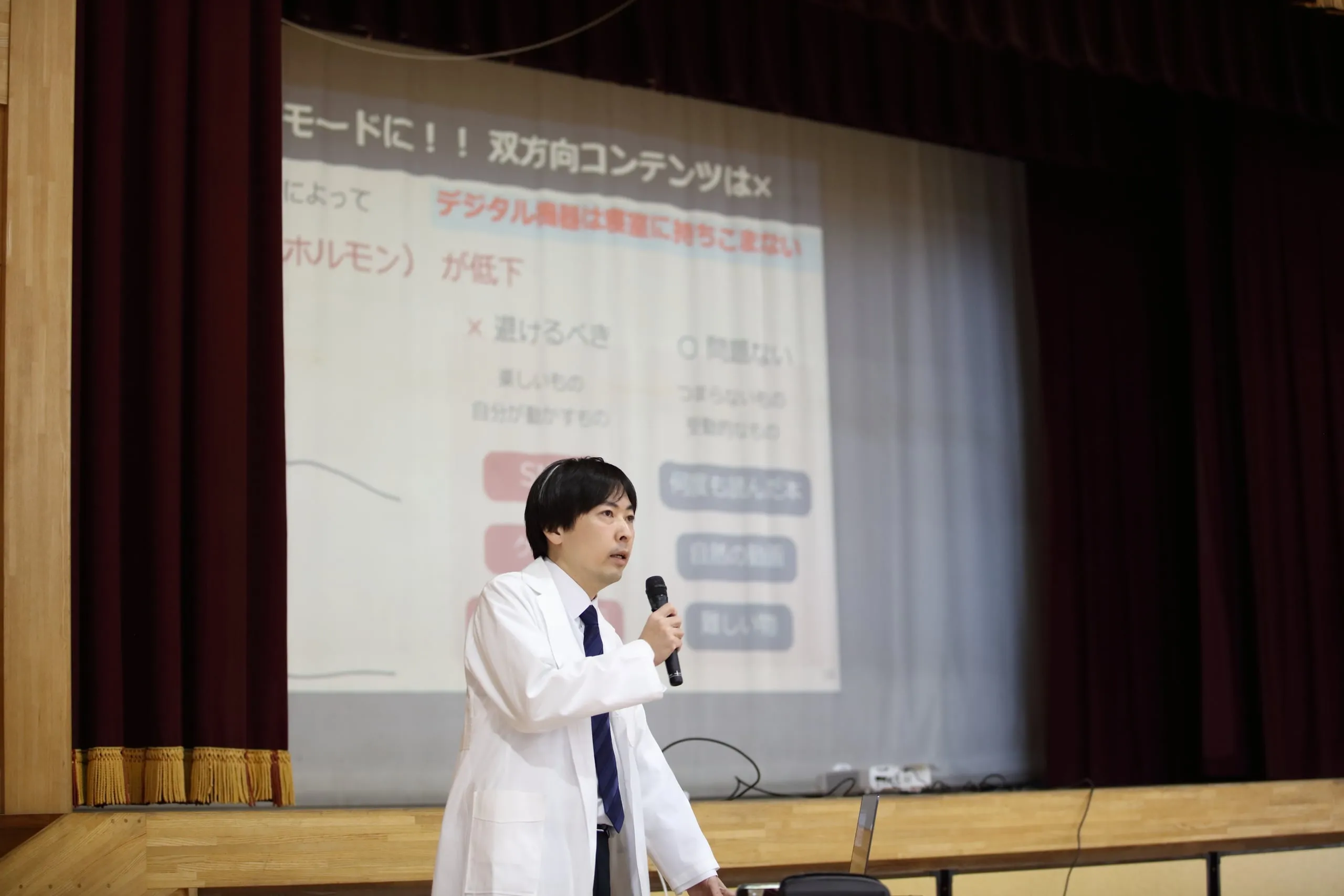 講演を行う近藤院長